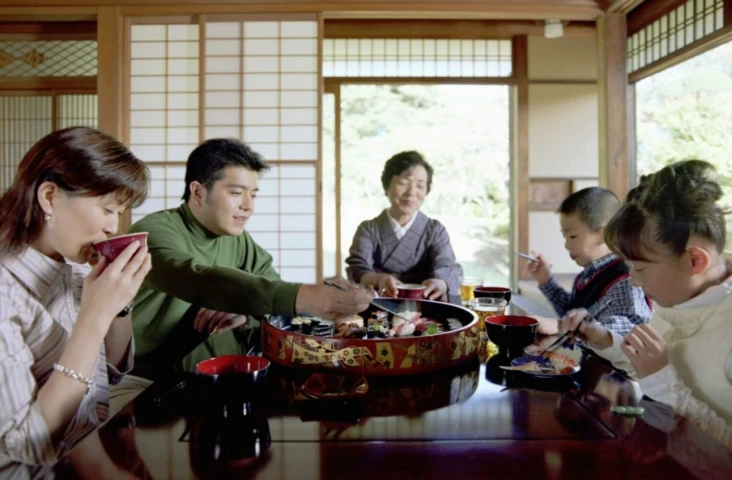 Japón pagará más de 7.000 euros por hijo a las familias que se muden
