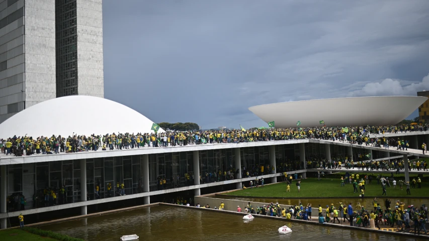 Manifestación violenta de seguidores de Bolsonaro en Brasil