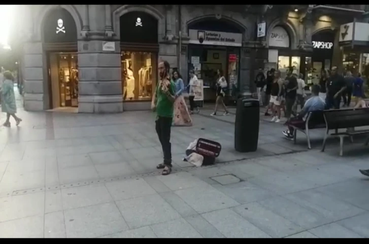"Salí a tocar el violín por la paz en Ucrania", violinista de la calle Corrida, Gijón