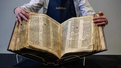 Por hasta 50 millones de dólares: Subastan biblia más antigua del mundo