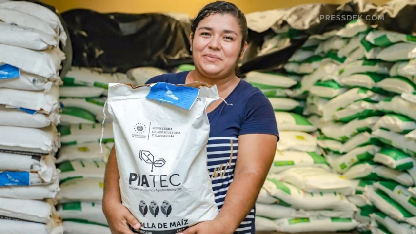 En San Salvador, el gobierno entrega el Paquete Agrícola