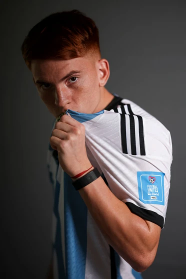 Dos mundos, una decisión: Barco, el futuro de la Selección Argentina, se encuentra en la encrucijada entre la Bombonera y la Premier League.