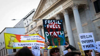 Miles de personas exigen en la calle acelerar el fin de los combustibles fósiles responsables
