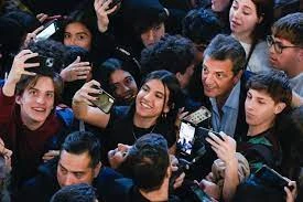 Sergio Massa, con estudiantes en el Nacional Buenos Aires: “La escuela pública es la que permite que un peón rural pueda soñar con que su hijo pueda ser ingeniero, abogado o presidente”