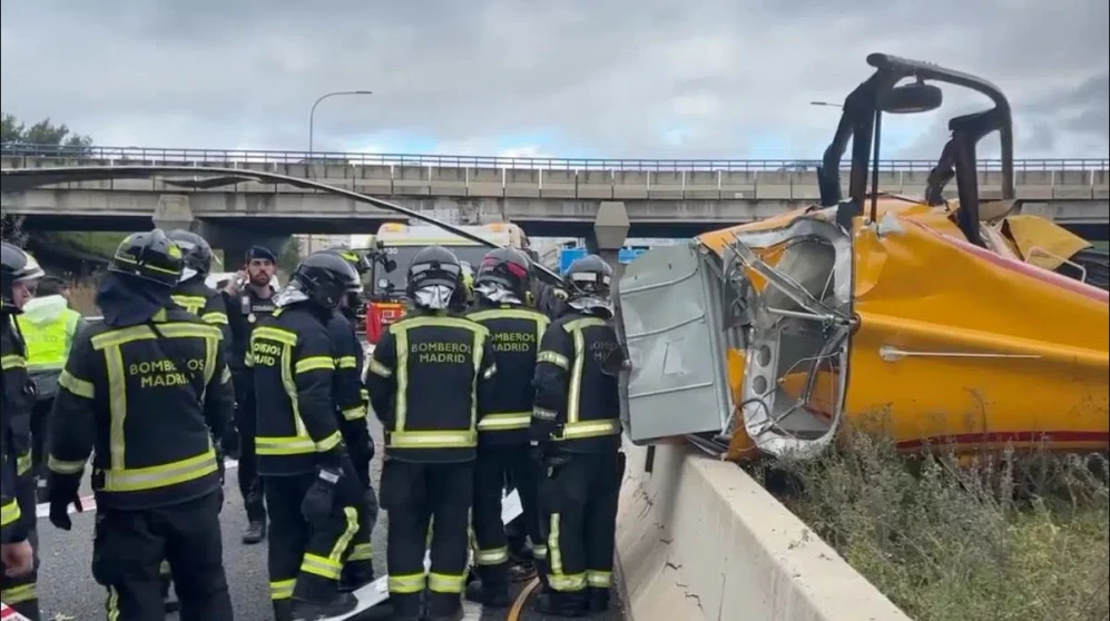 Helicóptero se estrella en la M-40 de Madrid: tres heridos