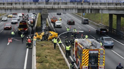 Helicóptero se estrella en la M-40 de Madrid: tres heridos