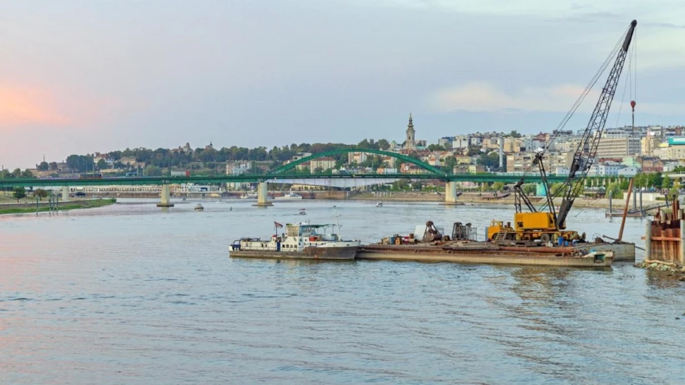 Incidente de Hundimiento de Barco Discoteca en Belgrado: Rescate Exitoso en Río Sava