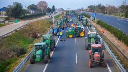 Huelga de Agricultores en Madrid y Premios Goya en Valladolid: Dos Realidades Paralelas