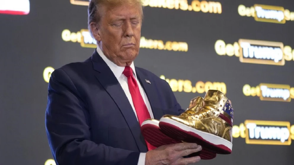 Trump sorprende en la Sneaker Con con su nueva línea de zapatillas ¿Estrategia Política?