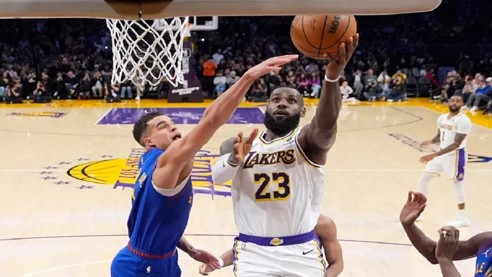 LeBron James supera los 40,000 puntos, pero los Lakers caen ante los Nuggets