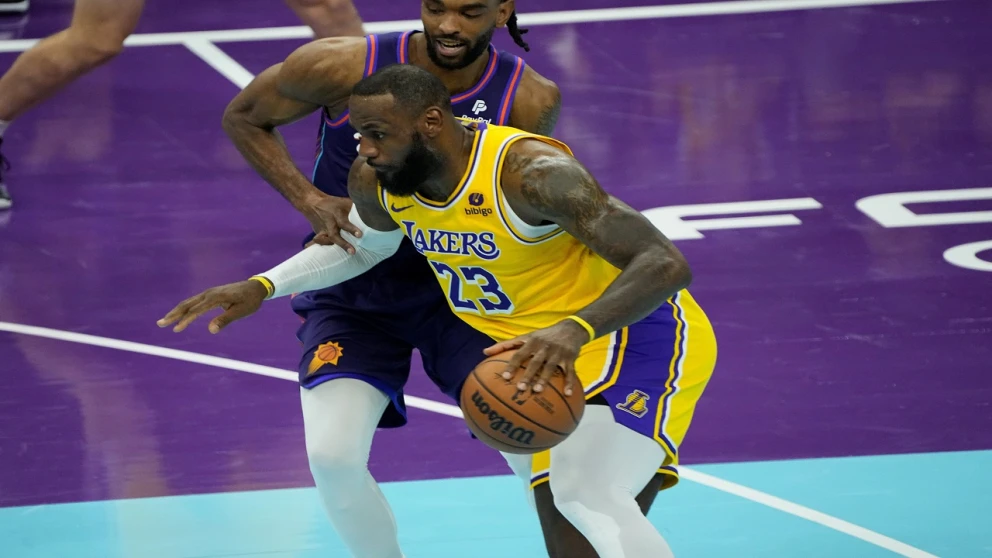 LeBron James supera los 40,000 puntos, pero los Lakers caen ante los Nuggets