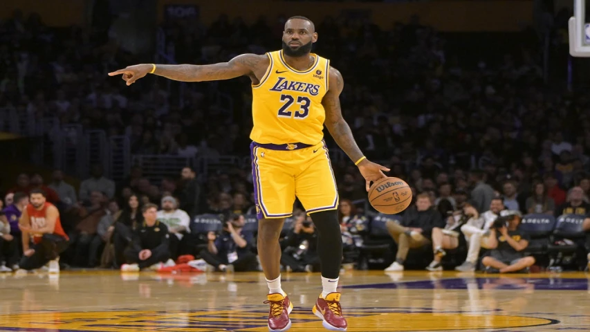 LeBron James supera los 40,000 puntos, pero los Lakers caen ante los Nuggets